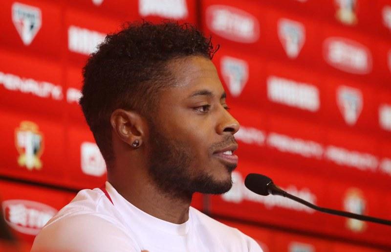 Michel Bastos acredita que o S&atilde;o Paulo resolver&aacute; logo o problema dos sal&aacute;rios atrasados (Rubens Chiri/saopaulofc.net)