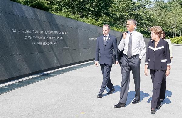 Dilma Rousseff acompanhada de Barack Obama visitam o memorial de Martin Luther King (Foto: Roberto Stuckert Filho/PR)