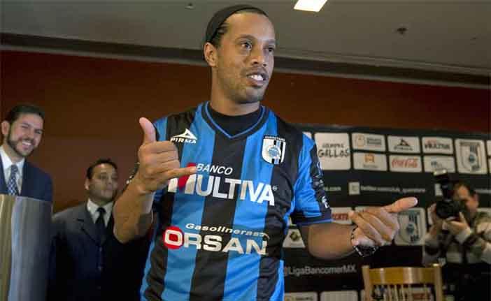 Sem jogar profissionalmente desde 2015,  Ronaldinho Ga&uacute;cho segue aproveitando a sua fama de craque pelo mundo (France Press)