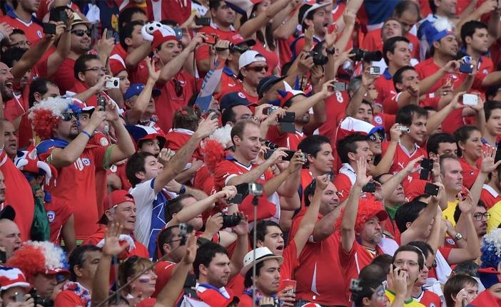 Torcida chilena entrou madrugada adentro comemorando a classifica&ccedil;&atilde;o da Sele&ccedil;&atilde;o para a grande final da Copa Am&eacute;rica (France Press)
