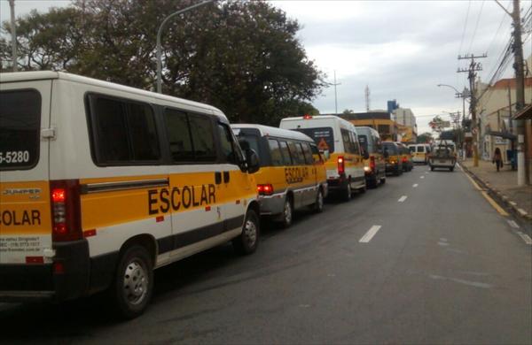Motoristas de vans escolares fazem protesto na regi&atilde;o central de Campinas (Sarah Brito/AAN)
