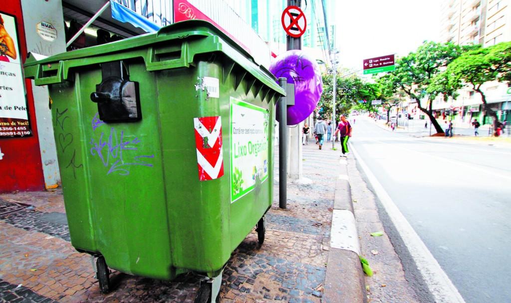Cont&ecirc;iner para lixo sobre cal&ccedil;ada na Avenida Moraes Salles, al&eacute;m de estar pichada e com os adesivos rasgados, divide o espa&ccedil;o com pedestres (Janaina Ribeiro/ Especial para AAN )