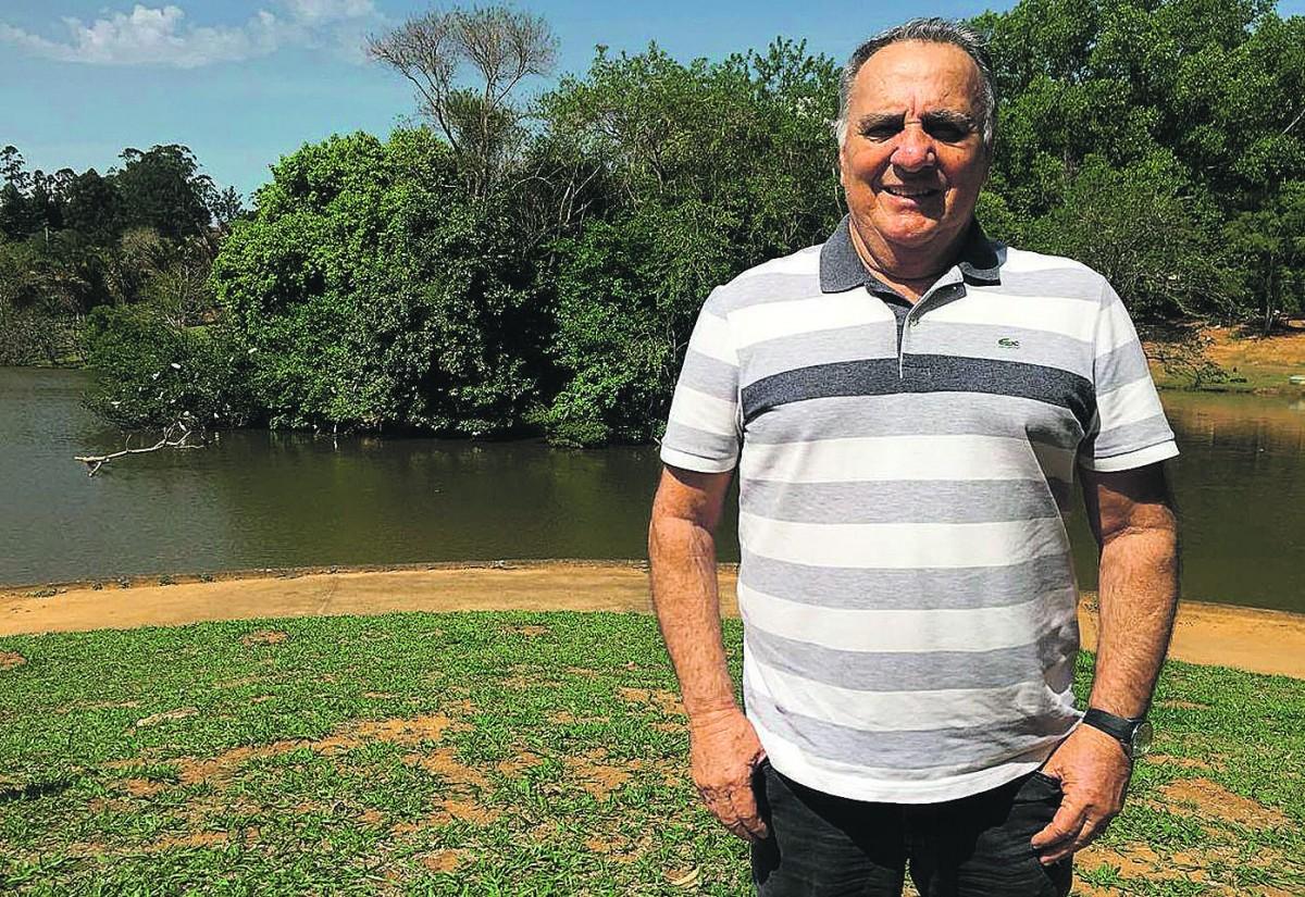 Livro e documentário relatam a infância do craque Dicá, o início na Ponte Preta, as passagens por Santos e Portuguesa e o retorno ao Majestoso (Cedoc/RAC)