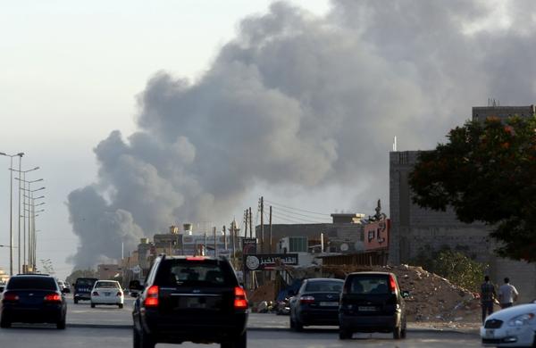 Coluna de fuma&ccedil;a &eacute; vista ap&oacute;s explos&atilde;o na L&iacute;bia (France Press)