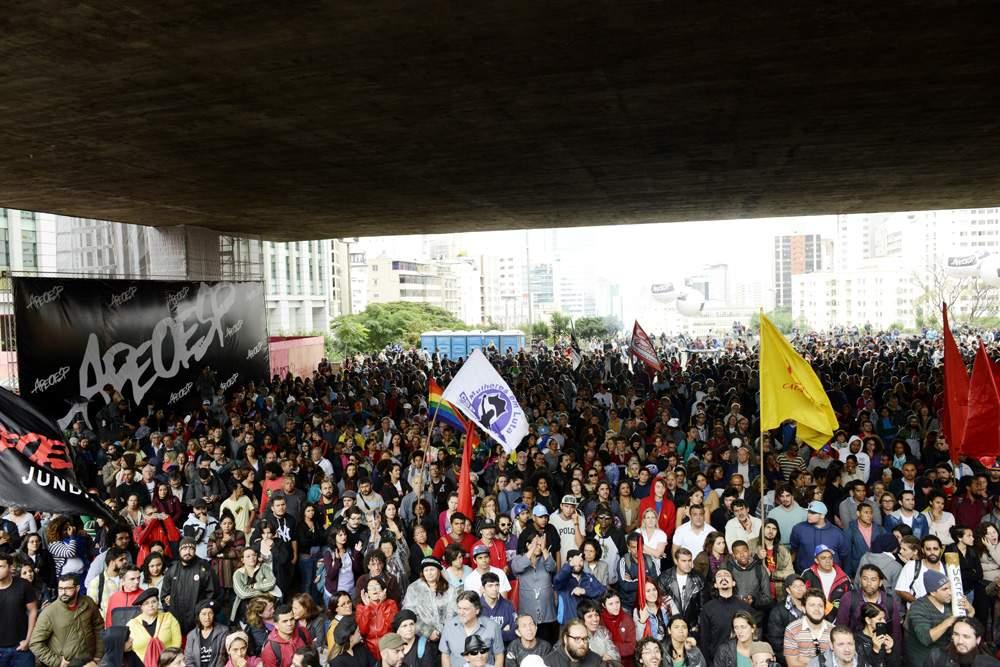 Professores participam da assembleia feita no v&atilde;o-livre do Museu de Arte de S&atilde;o Paulo (Masp), na Avenida Paulista (Jordana Mercado/ Apeoesp)