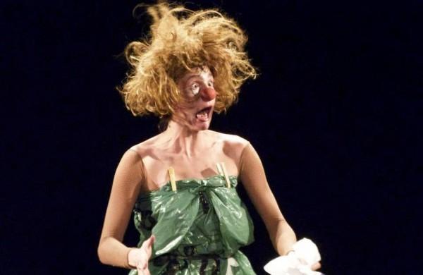 A atriz Gabriela Winter em cena da pe&ccedil;a 'Catadora de Ilus&otilde;es' (  Divulgação)