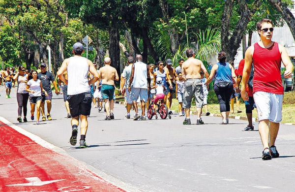 Adultos e crianças malham em pista que circunda a Lagoa do Taquaral (Camila Ferreira/AAN)