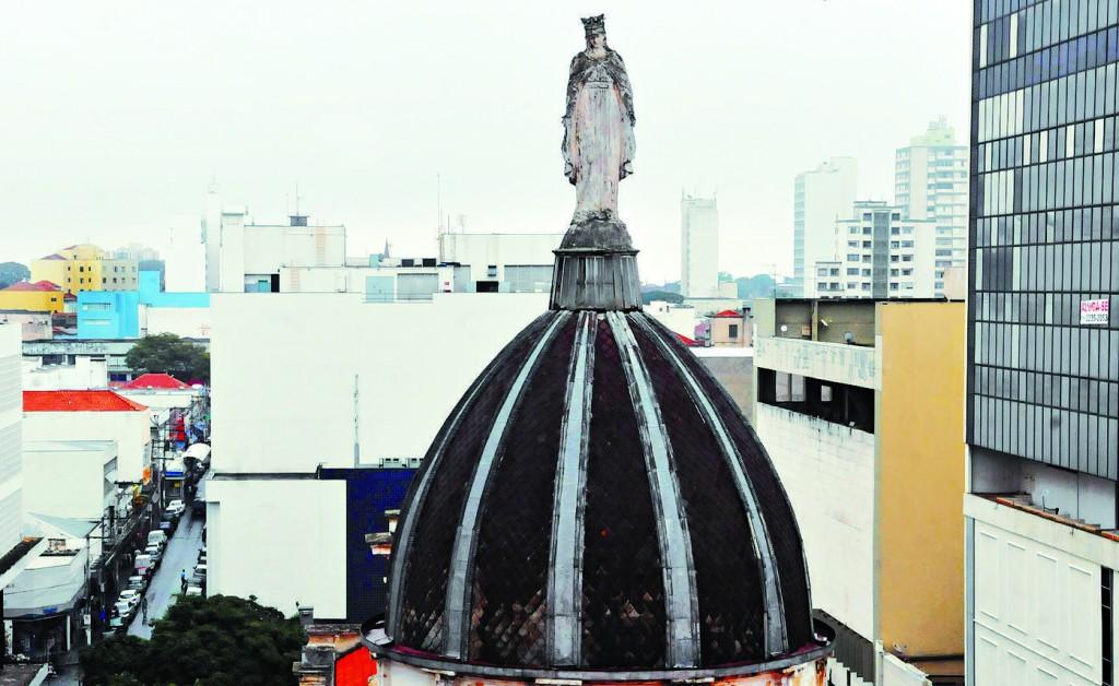 C&uacute;pula da igreja, que foi colocada na edifica&ccedil;&atilde;o em 1923, e que sustenta a imagem de Nossa Senhora da Concei&ccedil;&atilde;o ( Carlos Sousa Ramos / AAN)