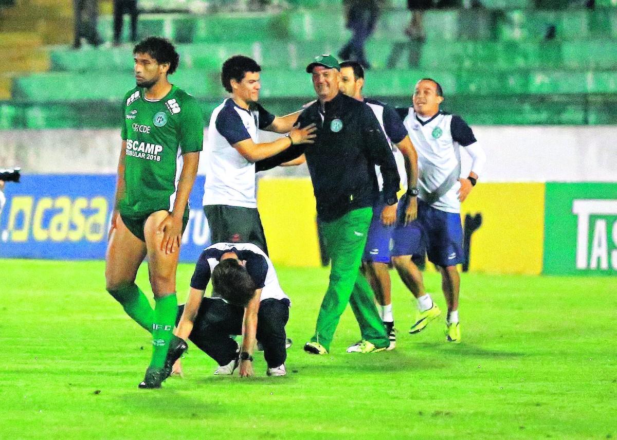 Lisca cumpriu a primeira parte de seu acordo, que era evitar o rebaixamento, mas agora o treinador quer a garantia do Guarani de que seu trabalho em 2018 terá começo, meio e fim (Leandro Ferreira/AAN)