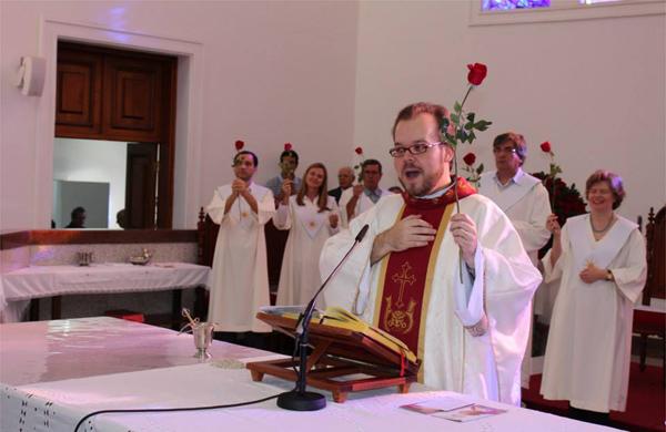 Padre Rodrigo Catini Flaibam, de 37 anos, foi ordenado di&aacute;cono em agosto de 2002 e sacerdote em fevereiro de 2003 (  Divulgação)