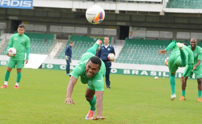 O lateral-direito Oziel deixou o treino desta sexta-feira (3) com uma fisgada na regi&atilde;o posterior da coxa direita: d&uacute;vida (Dominique Torquato/AAN)
