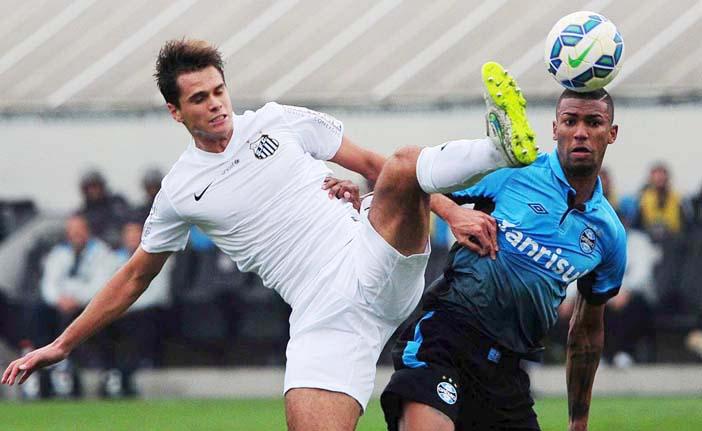 O santista Paulo Ricardo (&agrave; esquerda) mostra a sola na partida deste domingo (5), contra o Gr&ecirc;mio, na Vila Belmiro (Ivan Storti/Santos FC)