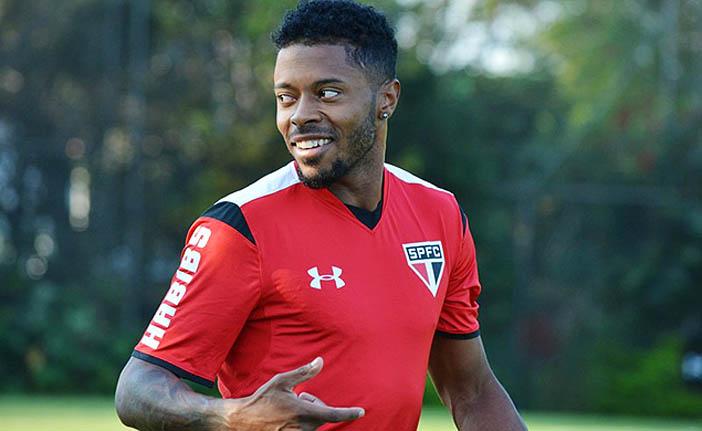 Michel Bastos cobrou a diretoria s&atilde;o-paulina na semana passada (Divulgação)