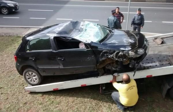 Carro foi retirado pelo guincho e colocado no canteiro central da avenida das Amoreiras (Bruno Bacchetti/AAN)