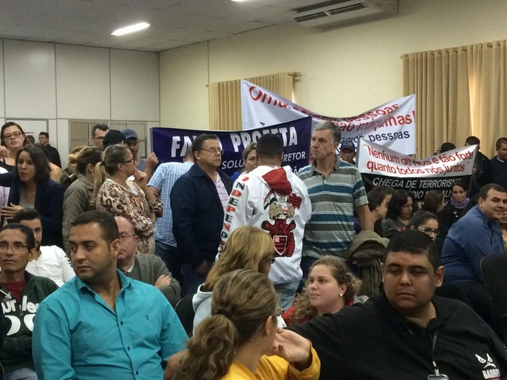 Agentes da Guarda Municipal e professores protestaram contra corte nos sal&aacute;rios e demiss&otilde;es ontem na C&acirc;mara (  Divulgação)