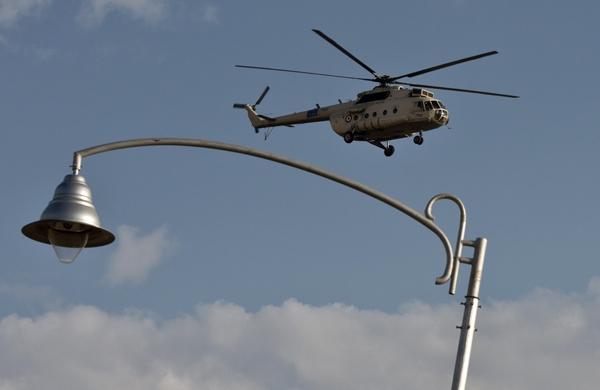 Helicóptero do exército egípcio transportou o presidente deposto, Mohamed Mursi para julgamento (France Press)
