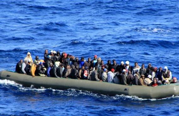 Bote com imigrantes no mar Mediterr&acirc;neo (  AFP)