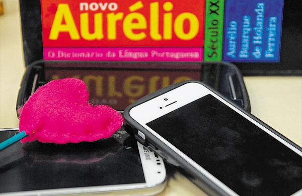 Os cupidos fogem dos erros de portugu&ecirc;s e das fotos sensuais transmitidos nas conversas pela internet ( Antonio Trivelin/ Gazeta de Piracicaba )