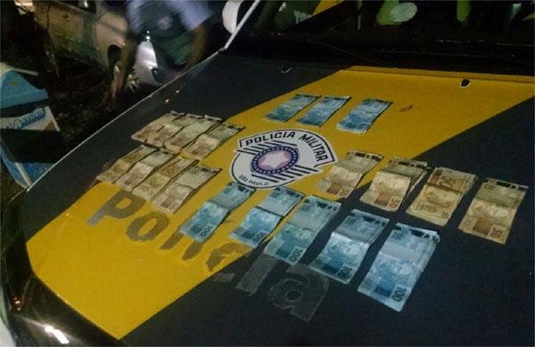 Dinheiro oferecido aos policiais rodovi&aacute;rios (  Divulgação)
