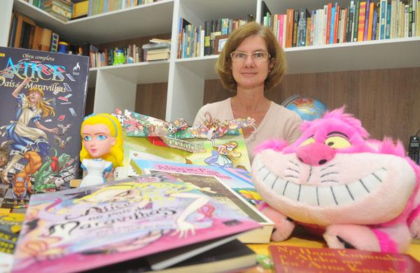 Jacqueline Meneghini e parte de sua cole&ccedil;&atilde;o: paix&atilde;o &eacute; antiga e come&ccedil;ou ainda na inf&acirc;ncia (  Divulgação)