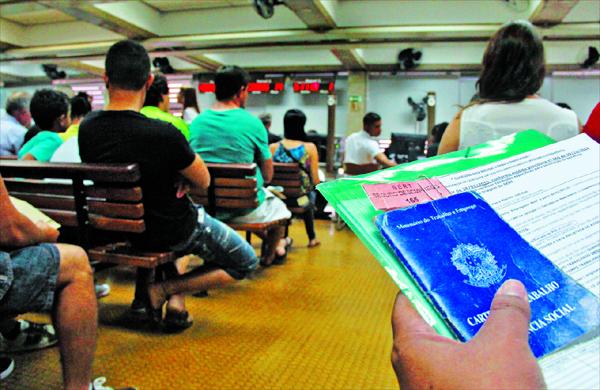 Fila para dar entrada no seguro-desemprego, no Poupatempo da regi&atilde;o central; percentual de desempregados chegou a 6,7% em maio (Camila Moreira/ AAN)