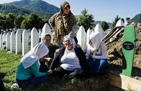 Mu&ccedil;ulmanas durante cerim&ocirc;nia que lembra os 8 mil mortos no massacre de Srebrenica (  AFP)