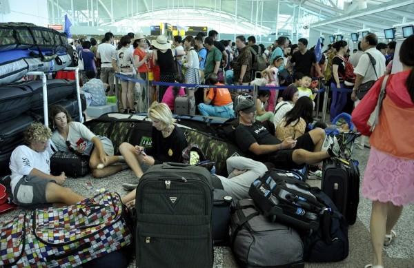 Passageiros aguardam reabertura do aeroporto em Bali (  AFP)