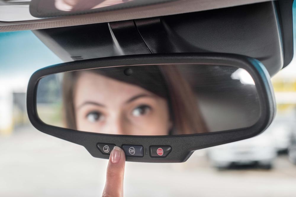 Para contatar um atendente do OnStar, basta o motorista pressionar um bot&atilde;o localizado na base do retroviso (  Divulgação)
