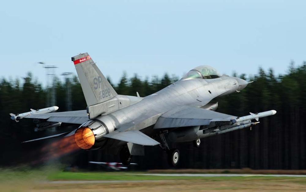 F-16 semelhante a esse colidiu com Cessna nos EUA (France Press)