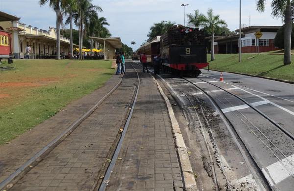 Danos provocado no asfalto pelo descarrilamento de maria-fuma&ccedil;a quando chegava &agrave; esta&ccedil;&atilde;o, no s&aacute;bado (  Cedoc/RAC)