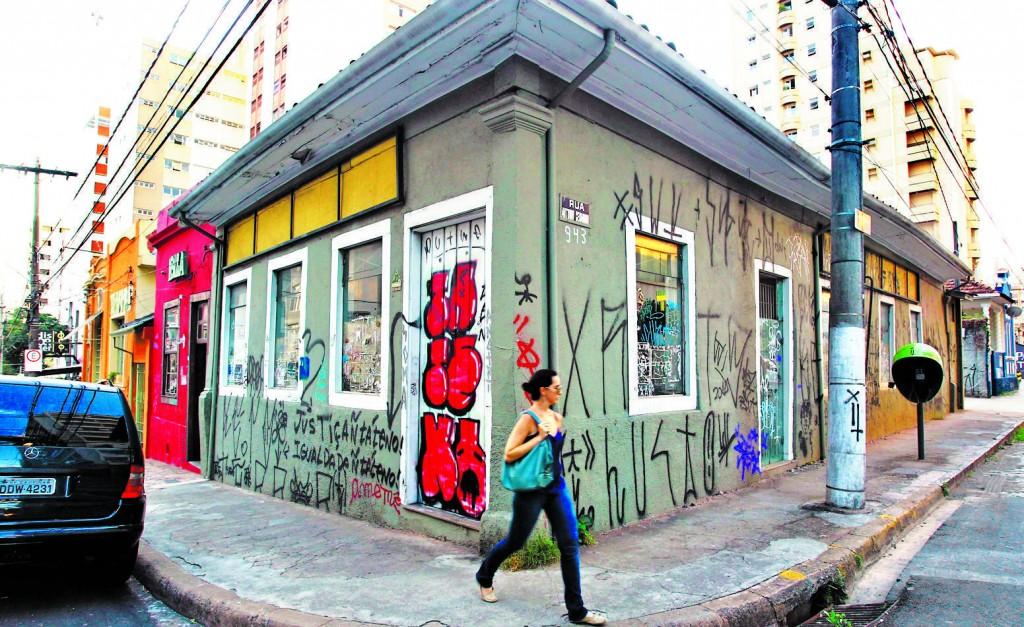 Pr&eacute;dio pichado na Rua Antonio Cesarino, no Centro de Campinas: leis criam puni&ccedil;&atilde;o para quem picha e para quem vende tinta em spray a menores (  Cedoc/RAC)