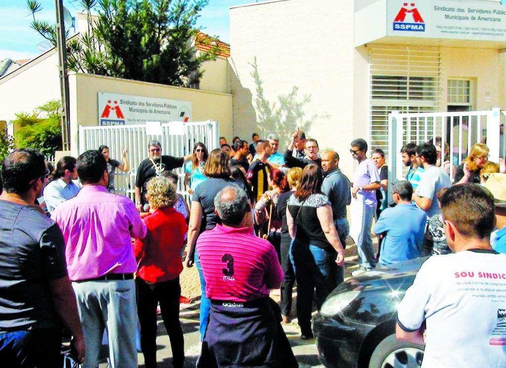 Grupo de professores foi &agrave; sede do sindicato dos servidores protestar: para eles, voto sobre corte no reajuste dos sal&aacute;rios deve ser aberto ( Janaína Ribeiro/ Especial a AAN )
