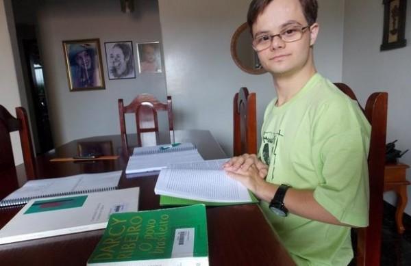 Kalil Tavares, o primeiro estudante com s&iacute;ndrome de Down aprovado no vestibular da Universidade Federal de Goi&aacute;s (UFG) (  Divulgação)