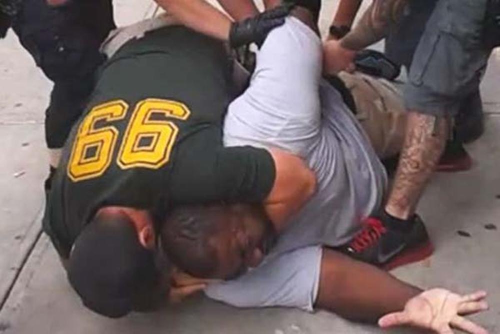 Garner foi imobilizado por policiais  na rua e morreu asfixiado (Captura de vídeo)