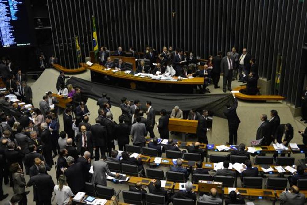 Por 232 a favor, 210 contra e 2 absten&ccedil;&otilde;es o plen&aacute;rio da C&acirc;mara aprovou uma emenda que modifica o fator previdenci&aacute;rio (Wilson Dias/ Agência Brasil)