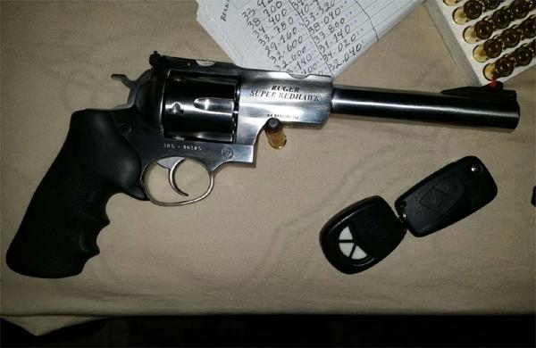 Agentes da PF e policiais militares encontraram, al&eacute;m do dinheiro, uma pistola glock 9mm, um rev&oacute;lver calibre 44 e uma pistola que teria balas de um &quot;mini fuzil&quot; (Divulgação/PF)