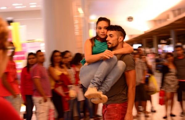 Cena do espet&aacute;culo de dan&ccedil;a 'Suportar', da Cia. Dom&iacute;nio P&uacute;blico (João Maria/Divulgação)