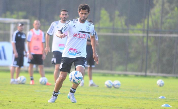 Elton sofreu uma contus&atilde;o de dif&iacute;cil recupera&ccedil;&atilde;o e que atinge apenas uma em cada 55 mil v&iacute;timas de fraturas no p&eacute; (Elcio Alves/AAN)