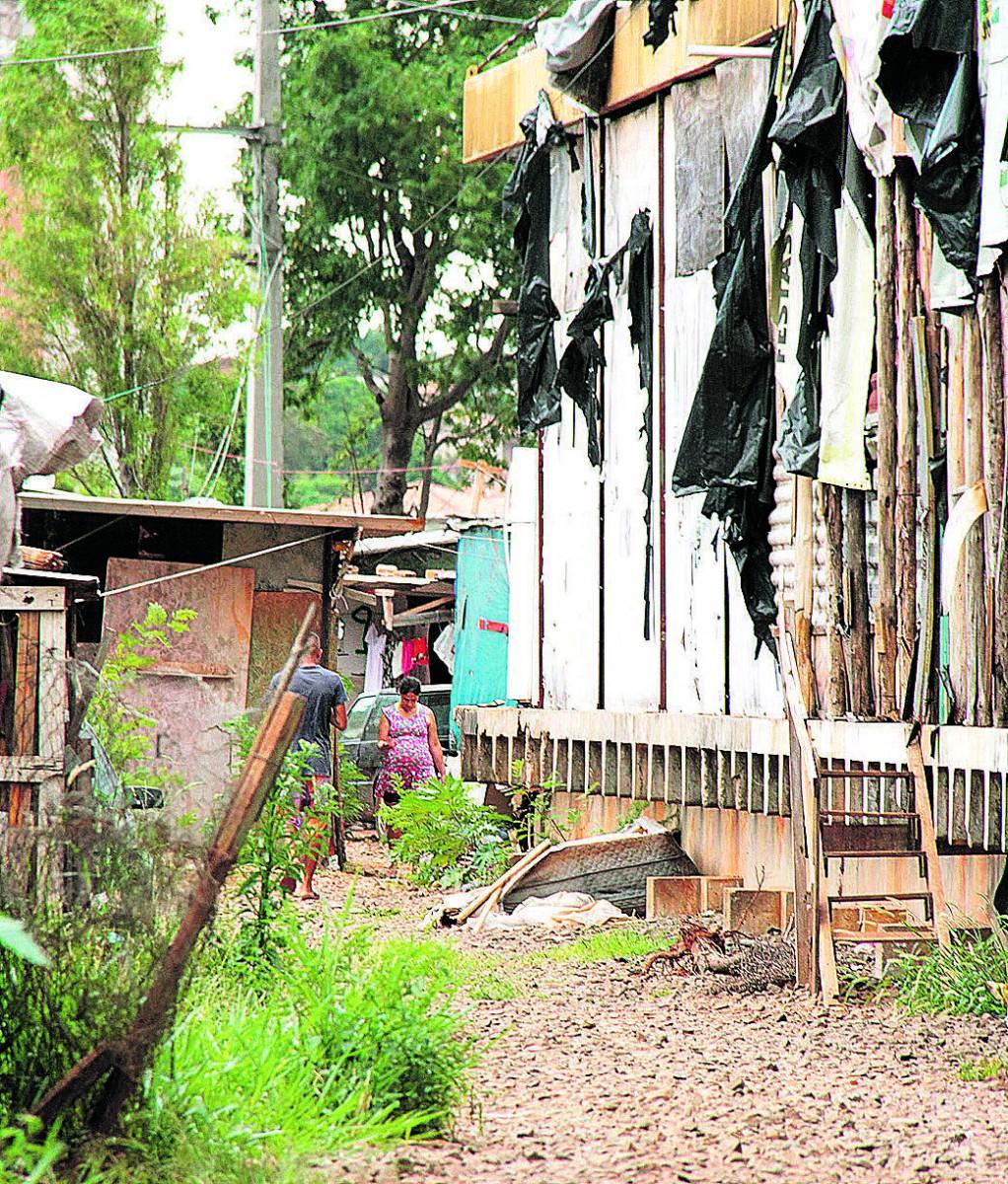 Barracos na ocupação Joana D?Arc, formada há 5 anos ao lado do leito do extinto VLT, no Cidade Jardim (Renan Fernandes/Especial para AAN)