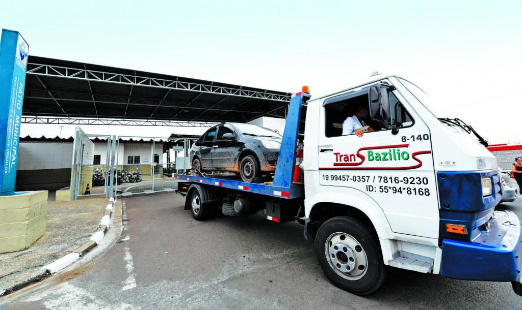 Guincho chega com carros no p&aacute;tio da Emdec no Jardim S&atilde;o Jo&atilde;o: segundo funcion&aacute;rios, local recebe at&eacute; 20 ve&iacute;culos fruto de infra&ccedil;&otilde;es por dia (Erica Dezonne/Especial para a AAN)
