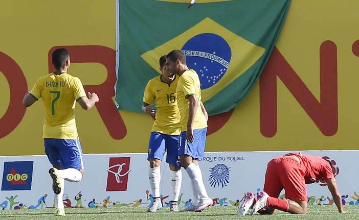 Jogadores do Brasil comemoram gol na goleada de 4 a 0 sobre o Peru (France Press)