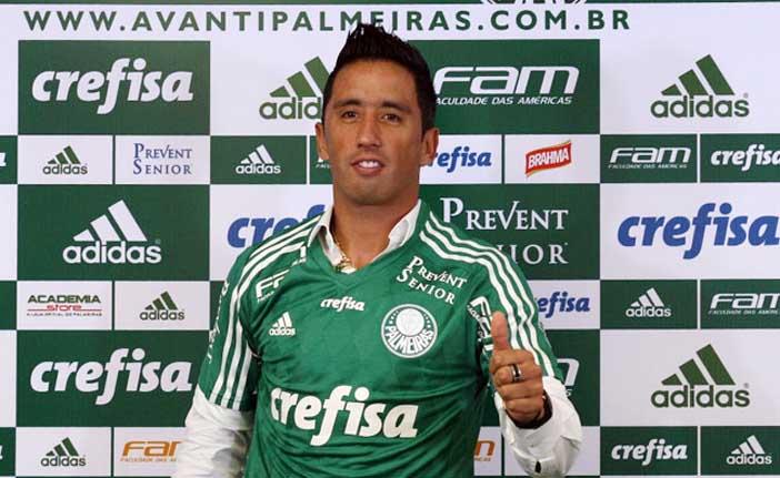 Lucas Barrios vestiu a camisa do Verd&atilde;o nesta quinta-feira (16) (Cesar Greco/Ag Palmeiras/Divulgação)