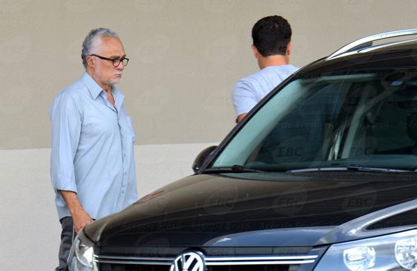 O ex-deputado Jos&eacute; Genoino (PT) durante a realiza&ccedil;&atilde;o de exames m&eacute;dicos em Bras&iacute;lia (Agência Brasil)