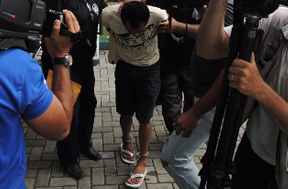 A Pol&iacute;cia Civil suspeita que um quinto criminoso pode ter participado do estupro coletivo de uma jovem ocorrido m&ecirc;s passado em uma favela na zona oeste do Rio (  Cedoc/RAC)