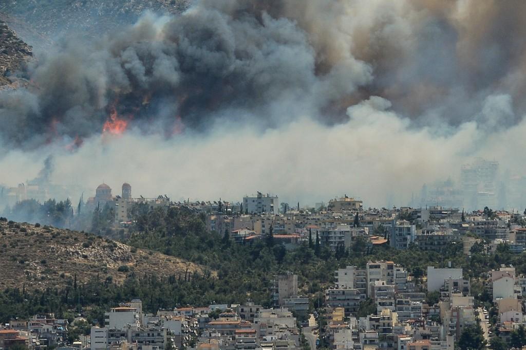 Inc&ecirc;ndios florestais causaram a evacua&ccedil;&atilde;o de duas localidades e destru&iacute;ram casas na Lac&ocirc;nia (Andreas Solaro/France Press)