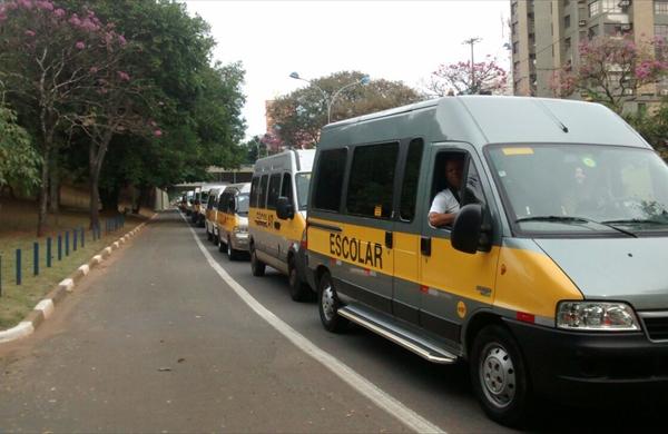Motoristas de transporte escolar fazem protesto nas principais vias de Campinas nesta sexta-feira (Sarah Brito/ AAN)