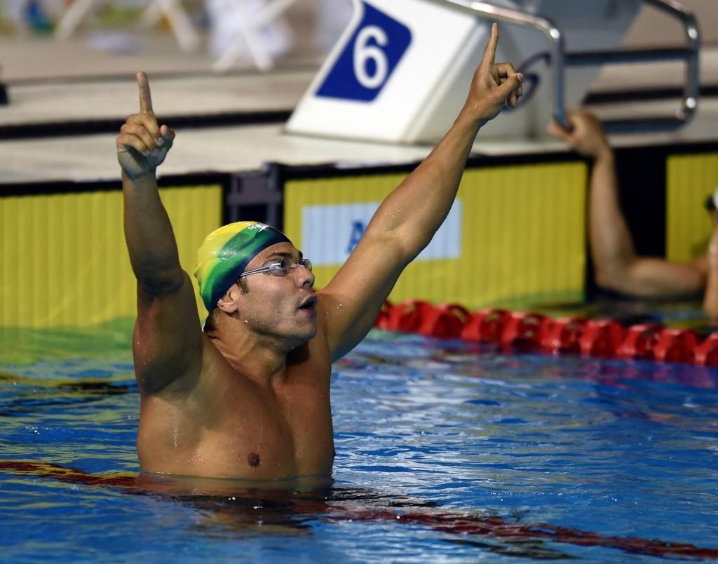Felipe Franca vibra ap&oacute;s vencer a prova dos 100m nado peito (France Press)