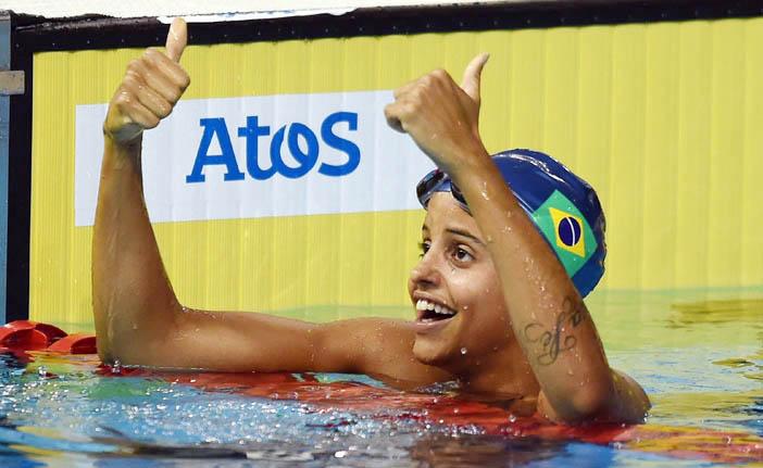 Etiene Medeiros se tornou a primeira brasileira em todos os tempos a nadar a prova abaixo de um minuto (France Press)