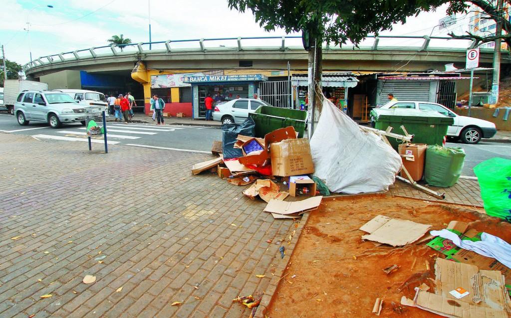 Sacos de catadores de recicl&aacute;veis, papel&atilde;o e lixo espalhado ao lado de cont&ecirc;ineres em frente &agrave; &aacute;rea sob o Viaduto Cury conhecida como Ceasinha: Prefeitura promete mutir&atilde;o de limpeza (Janaina Ribeiro/ Especial para AAN )