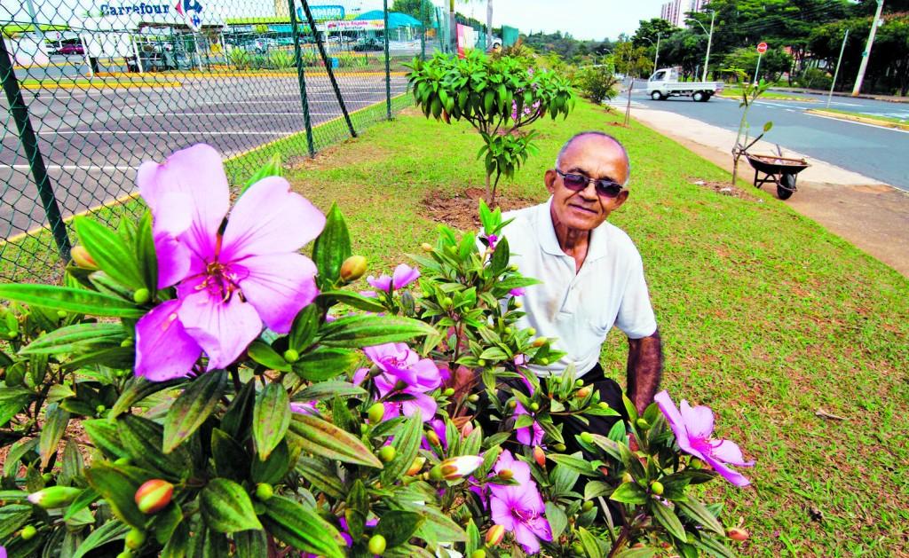 Seo Sebasti&atilde;o na &aacute;rea que arrumou para praticar seu hobby favorito, ao lado de hipermercado e na Pra&ccedil;a das Sa&uacute;vas, no Jardim Von Zuben ( Janaína Ribeiro/ Especial a AAN )